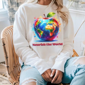 Camiseta "Nutrir el mundo", camiseta de manzana, regalo para amantes de la naturaleza, camiseta activista, camiseta del Día de la Tierra, camiseta del mapa del mundo, regalo para ella