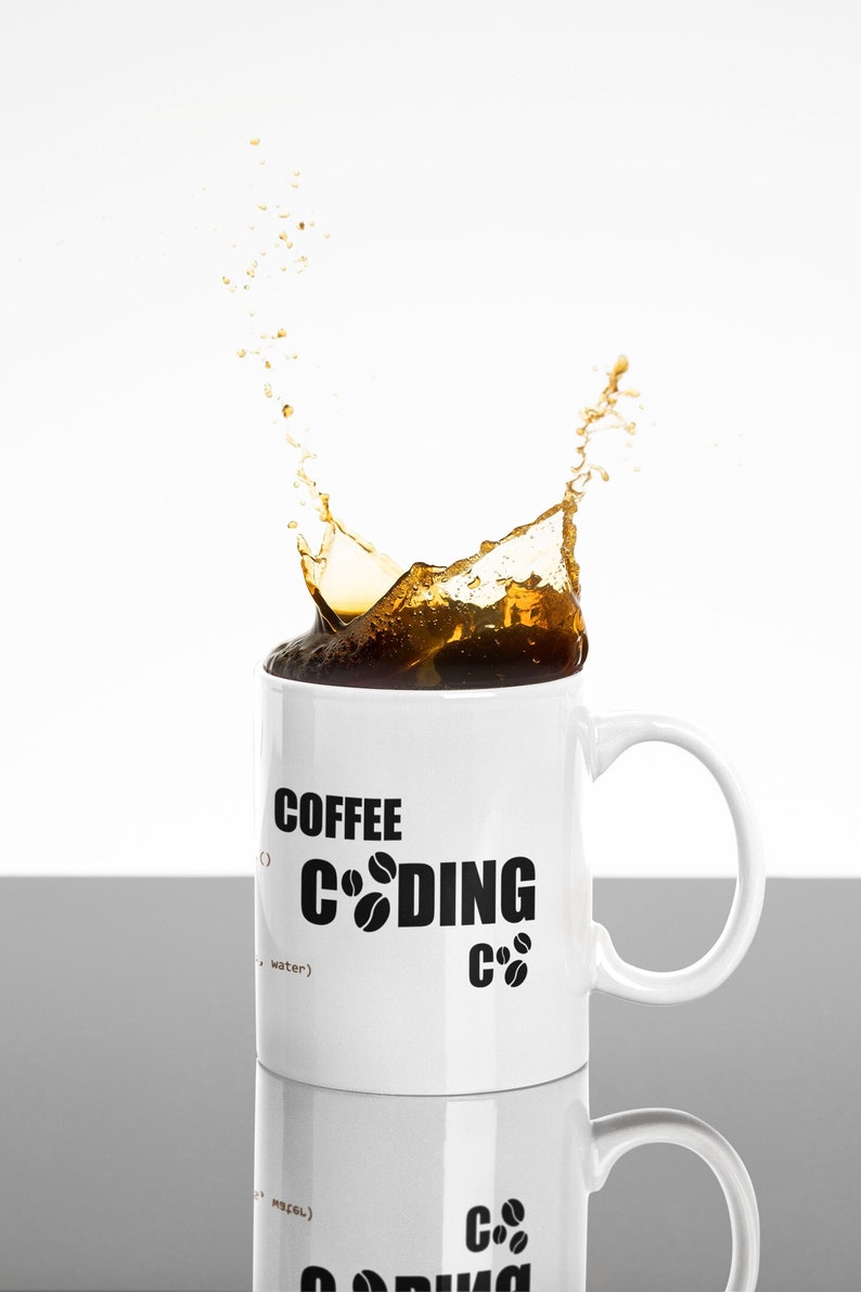 K&ouml;nnte beinhalten: Wei&szlig;e Keramiktasse mit einem schwarzen Design, auf dem "Coffee Coding" steht, wobei die Kaffeebohnen als "O" in Coding dienen. Kaffee spritzt aus der Tasse.