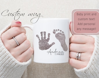 Baby Fußabdruck personalisierte Tasse, Baby Handabdruck benutzerdefinierte Tasse, individuelles Baby Andenken Geschenk für Mama Papa Großeltern, maßgeschneiderte Baby Memory Tasse