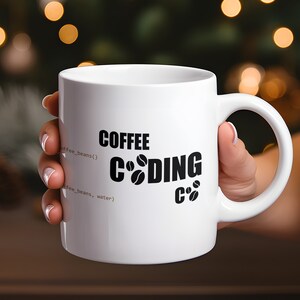 K&ouml;nnte beinhalten: Eine wei&szlig;e Keramiktasse mit schwarzem Text, der "COFFEE CODING C++" lautet, wobei die "O" in Coding und das "C" in C++ durch Kaffeekirschen-Symbole ersetzt werden.