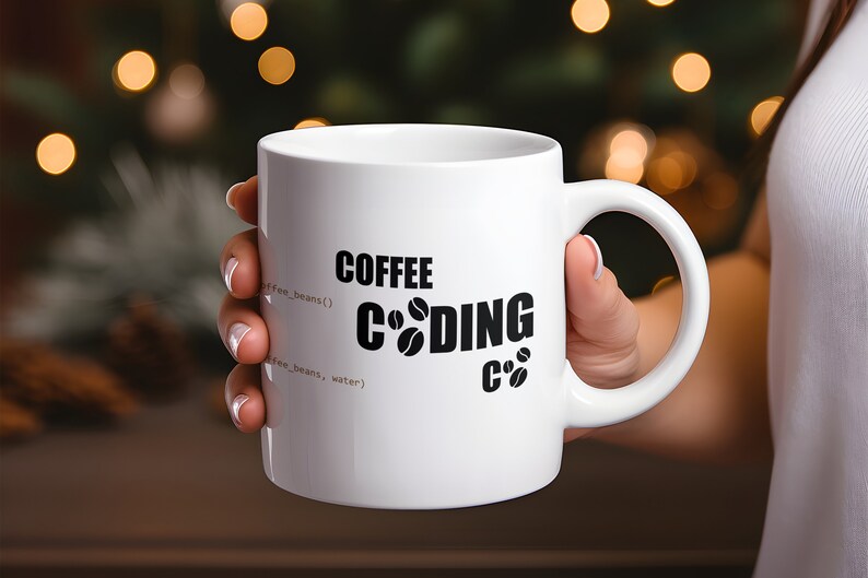 K&ouml;nnte beinhalten: Eine wei&szlig;e Keramiktasse mit schwarzem Text, der "COFFEE CODING C++" lautet, wobei die "O" in Coding und das "C" in C++ durch Kaffeekirschen-Symbole ersetzt werden.