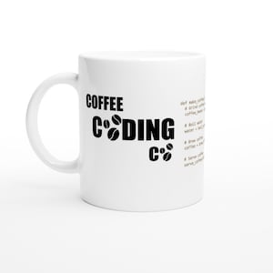 K&ouml;nnte beinhalten: Eine wei&szlig;e Keramik-Kaffeetasse mit schwarzem Text, der "COFFEE CODING C" mit Kaffeekorn-Symbolen lautet. Der Text auf der rechten Seite der Tasse lautet "def make coffee #Grind coffee beans #Boil water #Brew coffee #Serve coffee"