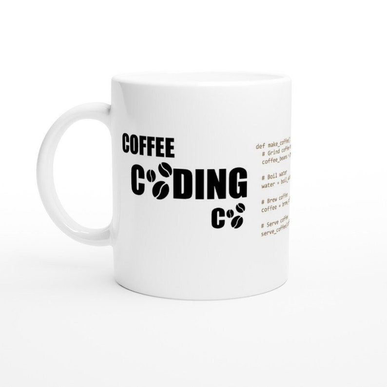 K&ouml;nnte beinhalten: Eine wei&szlig;e Keramik-Kaffeetasse mit schwarzem Text, der "COFFEE CODING C" mit Kaffeekorn-Symbolen lautet. Der Text auf der rechten Seite der Tasse lautet "def make coffee #Grind coffee beans #Boil water #Brew coffee #Serve coffee"