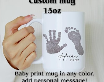 Baby Fußabdruck Personalisierte Tasse, 15 Unzen Baby Handabdruck benutzerdefinierte Tasse, Baby Andenken Geschenk für Mama Papa Großeltern, maßgeschneiderte Baby Memory Tasse