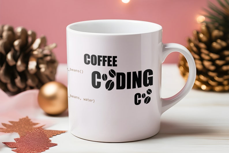 K&ouml;nnte beinhalten: Wei&szlig;e Keramik-Kaffeetasse mit schwarzem Text, der "COFFEE CODING C#" mit Kaffeekorn-Symbolen lautet. Die Tasse steht auf einer wei&szlig;en Oberfl&auml;che mit rosa Hintergrund.