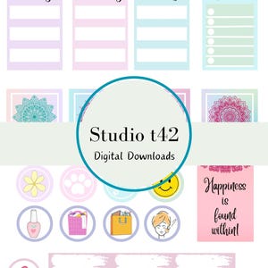Pode incluir: Um conjunto de adesivos digitais para planejadores com uma variedade de designs, incluindo padrões florais, pegadas de patas, um rosto sorridente, uma sacola de compras, um frasco de esmalte de unhas e um coração. Os adesivos são de várias cores, incluindo rosa, azul, amarelo e verde. O texto "Studio t42 Downloads digitais" também está incluído na imagem.