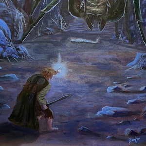 Puede incluir: Una pintura de una araña grande de color verde oscuro con una cara de aspecto humano, de pie en una cueva con una pequeña figura humana en primer plano. Las paredes de la cueva son de color azul oscuro y morado, y el suelo es de color morado claro.