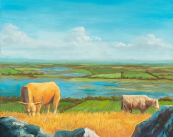 Puede incluir: Una pintura de un paisaje rural con dos vacas pastando en un campo. Las vacas son marrones y blancas, y el campo es verde con un río en el fondo. El cielo es azul con nubes blancas.