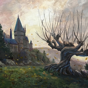 Puede incluir: Una pintura de un gran sauce nudoso con sus ramas que se extienden hacia un castillo de piedra en la distancia. El cielo es de un rosa y morado suave, y hay hojas amarillas cayendo del árbol.