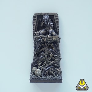 Aliens vs Predator. Perfect for Home Decoration. Made From Resin and Acrylic Paint!