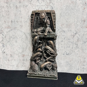 Aliens vs Predator Bronze imitation. Perfect for Home Decoration. Made From Resin and Acrylic Paint!