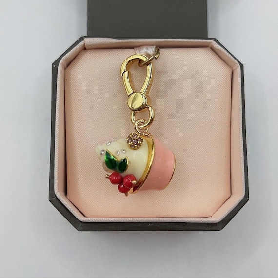 ジューシークチュール　アイスクリームチャーム E11-juicy Couture Jack in the Box Charm - Etsy