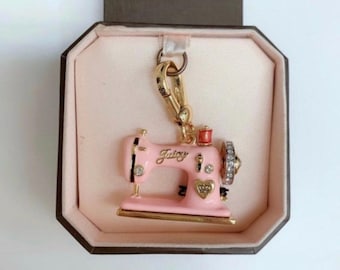 Juicy Couture ミニチュアミシンチャーム Juicy Couture ミニチュアミシンチャーム NWT JUICY COUTURE