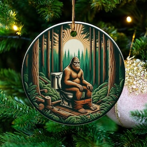 Adorno de Bigfoot haciendo caca en el bosque, divertido adorno navideño de Bigfoot, decoración de árbol de Navidad con inodoro de Sasquatch, regalo de broma, regalo de Bigfoot