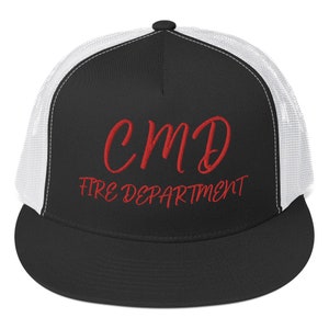 Puede incluir: Gorra de camionero negra y blanca con un logotipo bordado en rojo que dice "CMD FIRE DEPARTMENT".