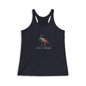 Könnte beinhalten: Dunkelmarineblaues Racerback-Tanktop mit einer Grafik eines Vogels mit orangefarbenen und schwarzen Details. Unter dem Vogel steht der Text "DOWN 4 WHO DAY". Das Tanktop ist aus weichem, leichtem Material.