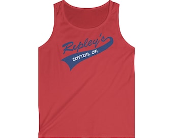 Può includere: Una canotta rossa con la scritta "Ripley's" in blu, con "Clifton, OH" sotto. Il testo è su uno striscione blu. La canotta è realizzata in un materiale morbido e leggero.