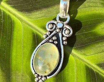 Colgante ovalado de prehnita angelical, hada regia, estilo caprichoso, collar de plata de ley 925, delicada gema verde, diseñado a mano en Tasmania.