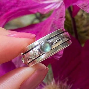Natürlicher Labradorit Spinner Ring mit Blumen Details, 925 Sterling Silber, skurril, bezaubernd, einfach, grau blau, unisex