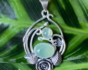 Colgante de flor de prehnita angelical, regio, whimsigoth, collar de plata de ley 925, hada, diseñado a mano en Tasmania, Australia, doble piedra