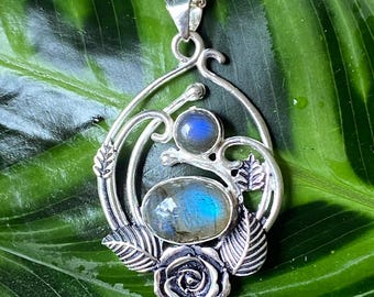 Colgante angelical de doble flor de labradorita, estilo regio, whimsigoth, collar de plata de ley 925, diseño de hada, hecho a mano en Tasmania, Australia.
