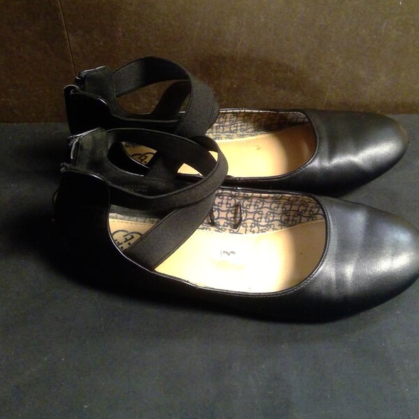 Daisy Fuentes Size 3 Black Flats