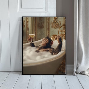 Puede incluir: Una impresión enmarcada muestra un chimpancé relajándose en una bañera llena de burbujas, sosteniendo una copa de champán. El baño tiene accesorios dorados y papel pintado ornamentado. El chimpancé es el foco de la imagen.