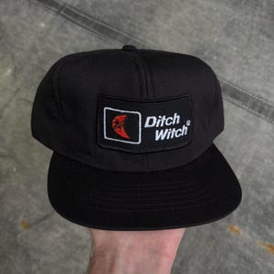 Puede incluir: Un juego de tres tazas de cerámica con un acabado mate moteado. Las tazas son de color crema, gris claro y gris oscuro. Cada taza tiene un diseño simple y moderno y un asa redondeada.