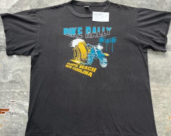 Camiseta de motociclista con cerveza y diseño de rally de bicicletas en la playa del Atlántico descolorido