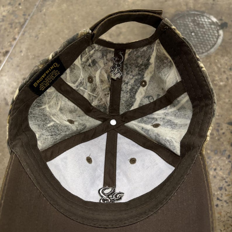Cappello vintage Browning mimetico marrone cioccolato con ricamo, anni 2000. immagine 3