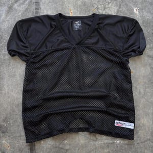 Camiseta de fútbol vintage Schutt Y2K de malla grunge negra y blanca