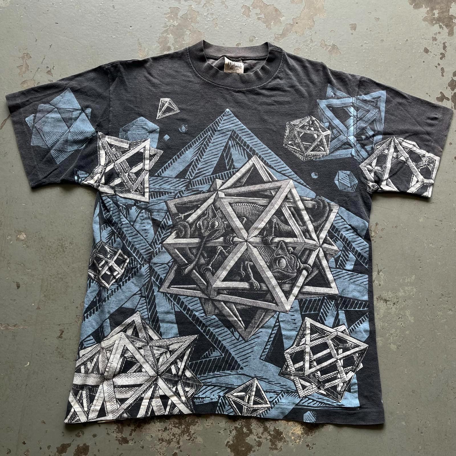 トップス 90s M.C Escher STARS vintage t ANDAZIA L Vintage 90s M.C. Escher Lizard Chameleon Stars AOP Art Shirt