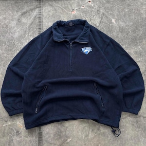 Könnte beinhalten: Marineblaues Fleece-Pullover mit einem Viertel-Reißverschluss und zwei Vordertaschen. Das Kleidungsstück hat ein kleines gesticktes Logo auf der Brust mit der Aufschrift "Falcons" in Weiß und Blau. Der Kordelzug unten ermöglicht eine verstellbare Passform.
