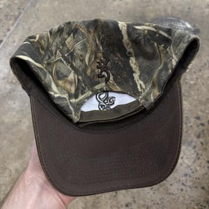 Cappello vintage Browning mimetico marrone cioccolato con ricamo, anni 2000. immagine 2