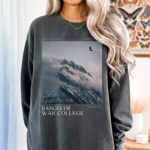 Fourth Wing Sweatshirt Fantasy Book Merchandise Crewneck Design Dragon Rider Theme Basgiath College Motif Romantasy Inspired Comfortable Casual Wear Literary Fan Gift Book Lover Present Reading Companion Fandom Expression Empyrean Series