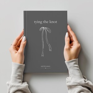 Regalo de compromiso para novia, diario de compromiso personalizado, planificador de bodas, cuaderno de recuerdo con lazo personalizado y nombres. 7. Charcoal