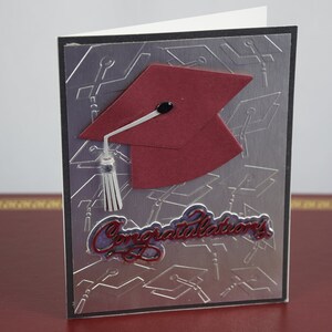 Carte de remise des diplômes bordeaux et argent avec capuchon de remise des diplômes 3D bordeaux (portrait)