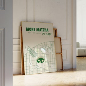 Puede incluir: Un póster enmarcado con un diseño verde y blanco. El póster dice "More Matcha my 7am latte PLEASE". El diseño incluye una taza de matcha, un batidor y un croissant.