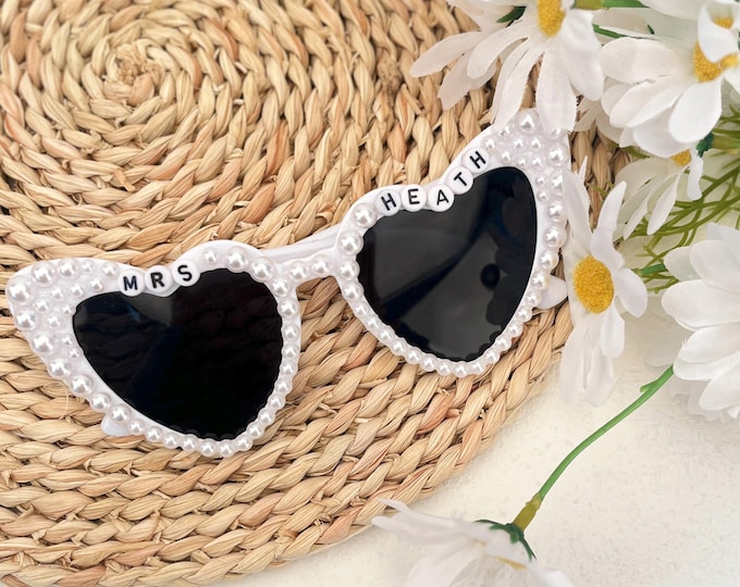 Personalized Bride To Be Sunglasses,Pearl Sunglasses with Name,Wedding Sungglasses,Bridal Party Sunglasses,Future Mrs Sunglasses,Party Gift.
