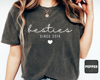 Benutzerdefinierte Besties seit Komfortfarben T-Shirt, personalisierte Best Friends Shirt, Valentinstag Outfit, Bff Passende T-Shirts, niedliche Geburtstagsgeschenke