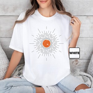 Camiseta Comfort Colors® Sun, Camiseta Sunburst, Camiseta con aires veraniegos vintage, Conjunto bohemio de primavera, Ropa inspiradora, Camiseta minimalista para mujer (ideal para regalar) imagen 3
