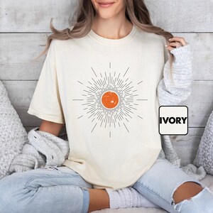 Camiseta Comfort Colors® Sun, Camiseta Sunburst, Camiseta con aires veraniegos vintage, Conjunto bohemio de primavera, Ropa inspiradora, Camiseta minimalista para mujer (ideal para regalar) imagen 2