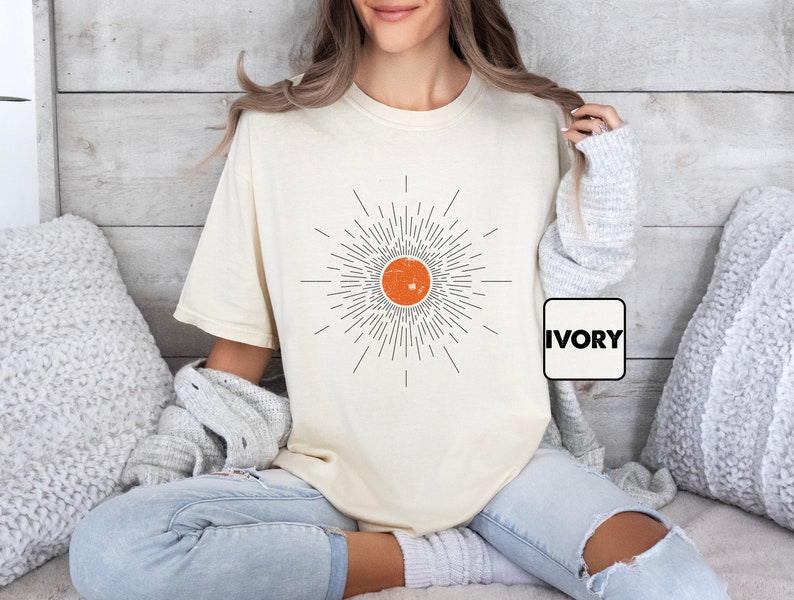Camiseta Comfort Colors® Sun, Camiseta Sunburst, Camiseta con aires veraniegos vintage, Conjunto bohemio de primavera, Ropa inspiradora, Camiseta minimalista para mujer (ideal para regalar) imagen 2