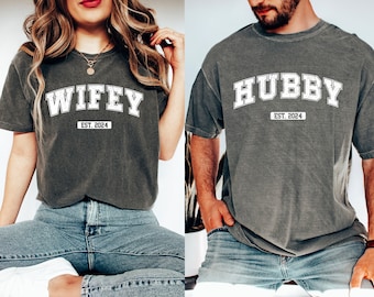 Benutzerdefinierte Komfort Colors® Hubby Wifey Shirt, personalisiertes Verlobungsgeschenk für die Braut, trendiges Bräutigam Frau Shirt, Flitterwochen Shirt, Brautparty T-Shirt