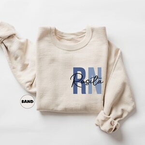 Sudadera de enfermera titulada personalizada con nombre, sudadera con capucha de bolsillo personalizada, atuendo de enfermera, ropa de agradecimiento para enfermeras, bonito regalo para enfermeras imagen 2