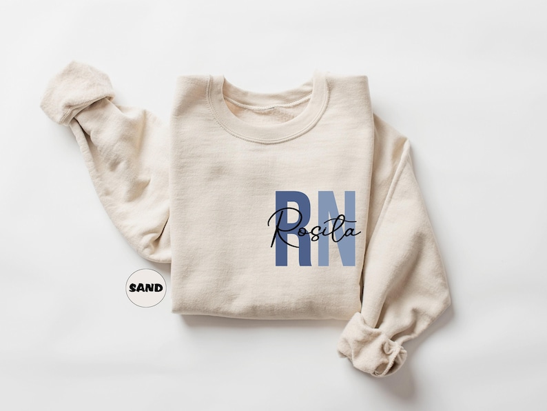 Sudadera de enfermera titulada personalizada con nombre, sudadera con capucha de bolsillo personalizada, atuendo de enfermera, ropa de agradecimiento para enfermeras, bonito regalo para enfermeras imagen 2