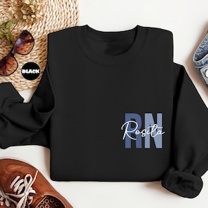 Sudadera de enfermera titulada personalizada con nombre, sudadera con capucha de bolsillo personalizada, atuendo de enfermera, ropa de agradecimiento para enfermeras, bonito regalo para enfermeras imagen 5