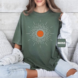Camiseta Comfort Colors® Sun, Camiseta Sunburst, Camiseta con aires veraniegos vintage, Conjunto bohemio de primavera, Ropa inspiradora, Camiseta minimalista para mujer (ideal para regalar) imagen 4