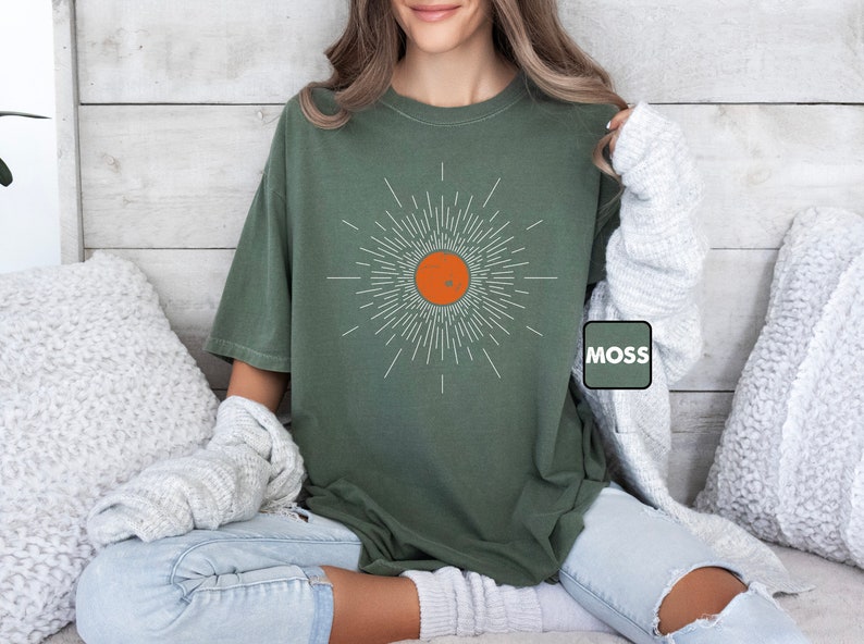 Camiseta Comfort Colors® Sun, Camiseta Sunburst, Camiseta con aires veraniegos vintage, Conjunto bohemio de primavera, Ropa inspiradora, Camiseta minimalista para mujer (ideal para regalar) imagen 4