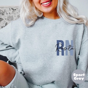 Sudadera de enfermera titulada personalizada con nombre, sudadera con capucha de bolsillo personalizada, atuendo de enfermera, ropa de agradecimiento para enfermeras, bonito regalo para enfermeras imagen 4